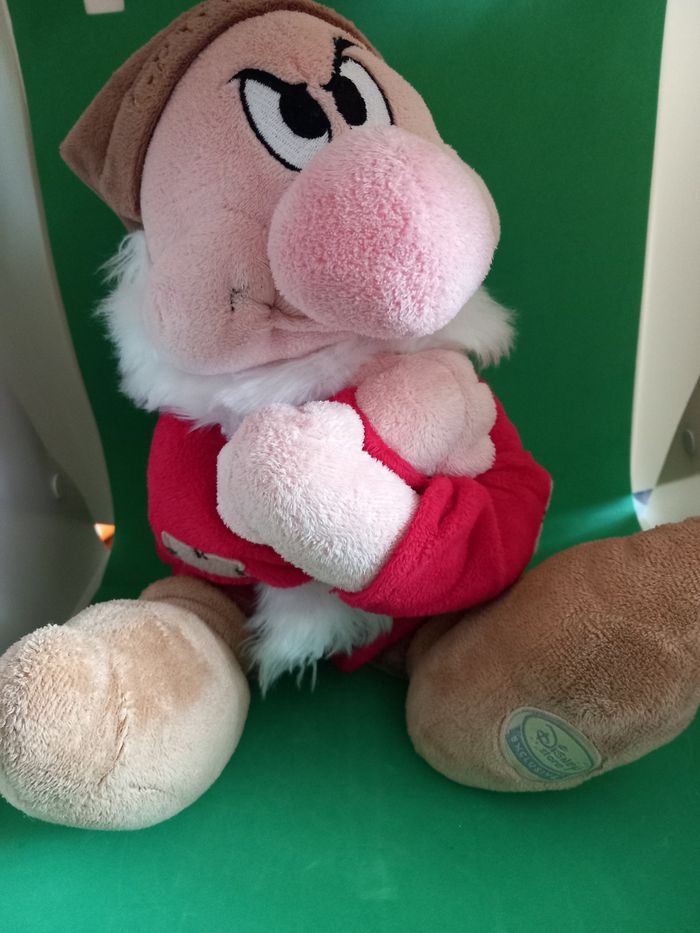 Peluche Disney Store GRINCHEUX un des 7 nains - photo numéro 6