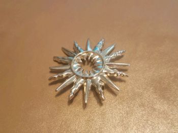 Broche soleil doré