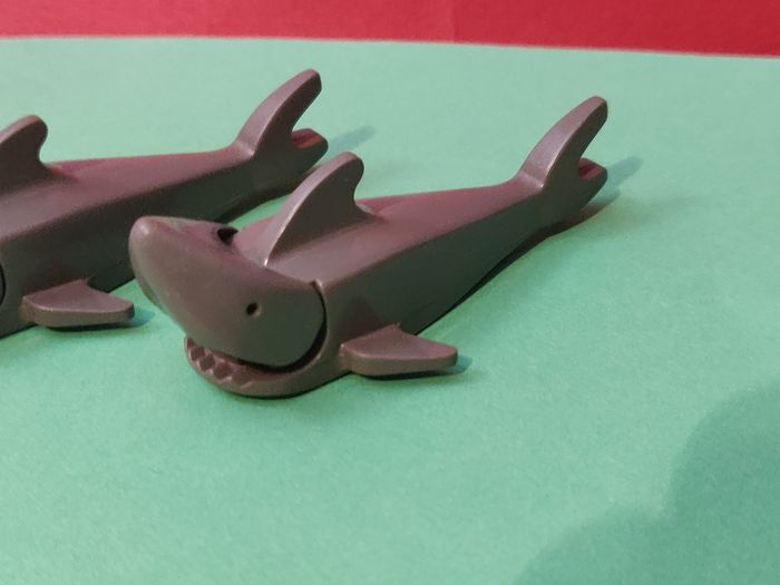 Lot 2 requins vintage gris Lego - en excellent état - vrai Lego - photo numéro 10