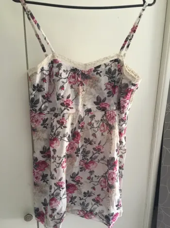 Top fleuri à bretelles