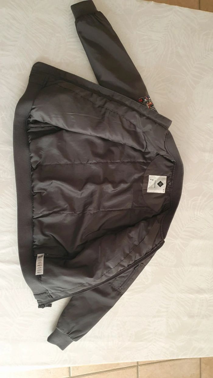 Veste / blouson gris avec écussons de véhicules taille 6-7 ans - photo numéro 9