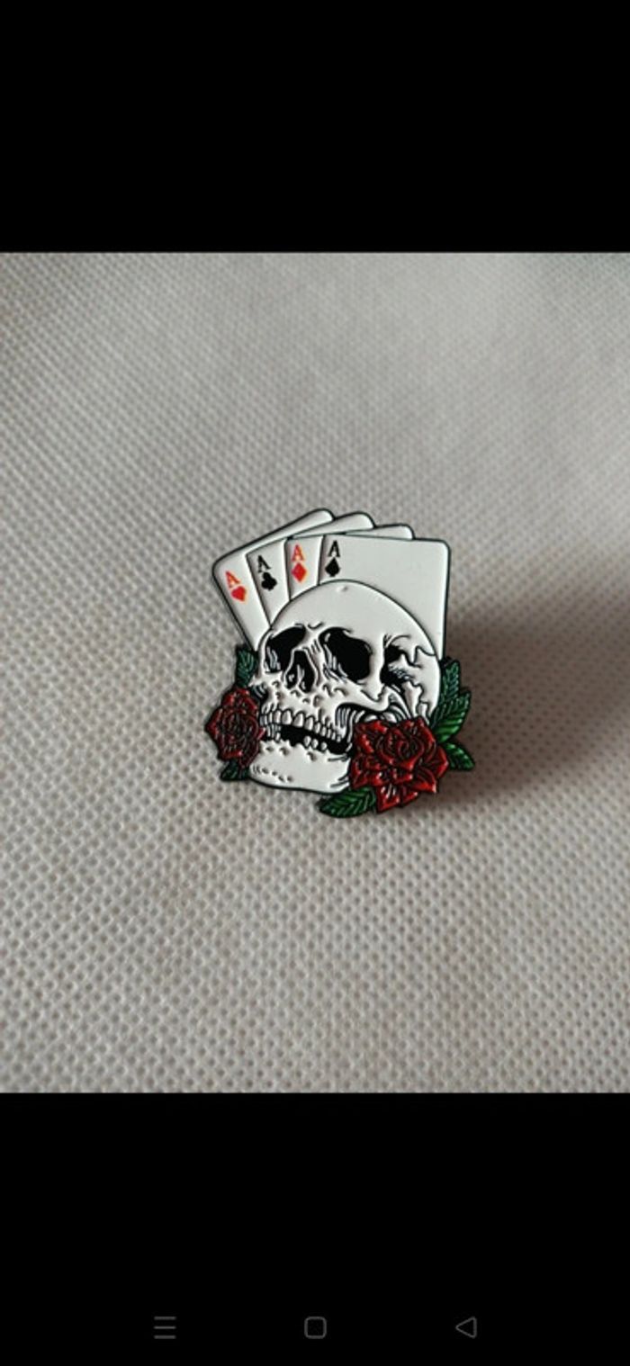 Pins 4 As crâne avec rose 💀