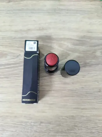 Rouge à lèvres herorange numéro 6 valeur 18€ DATE 04/2027