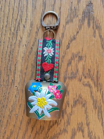 Porte-clef cloche à vache florale suisse