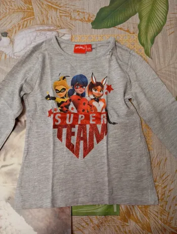 Tee shirt miraculous taille 4 ans(371)