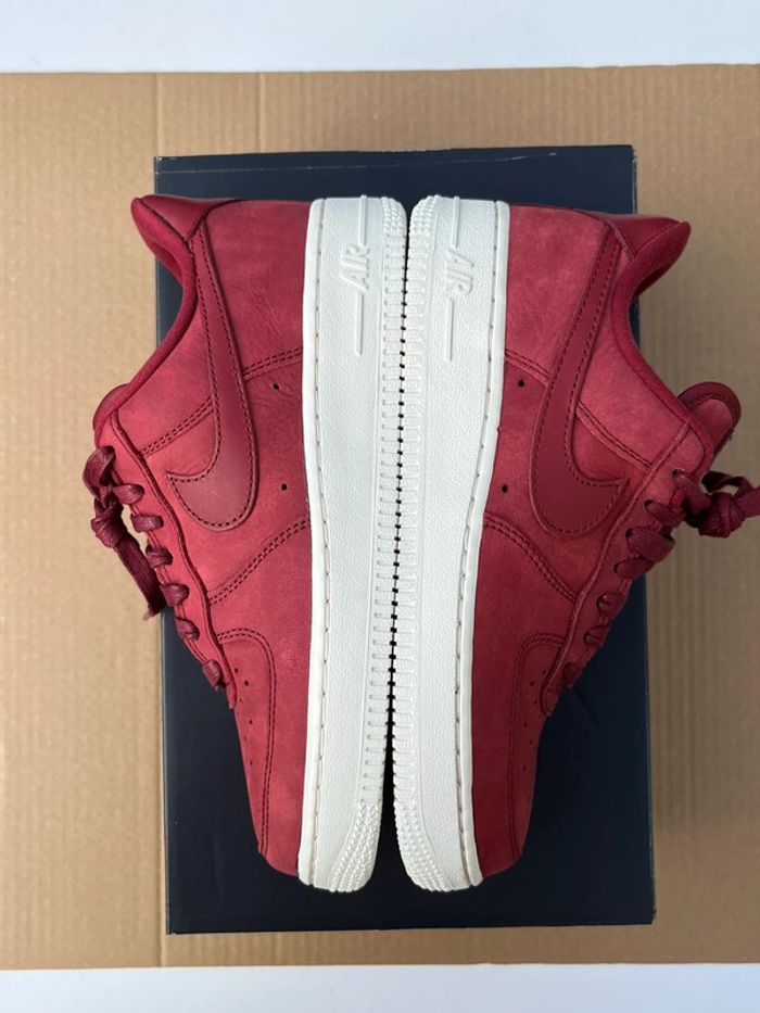 Basket Nike Air Force 1 PRM rouge bordeaux - photo numéro 7
