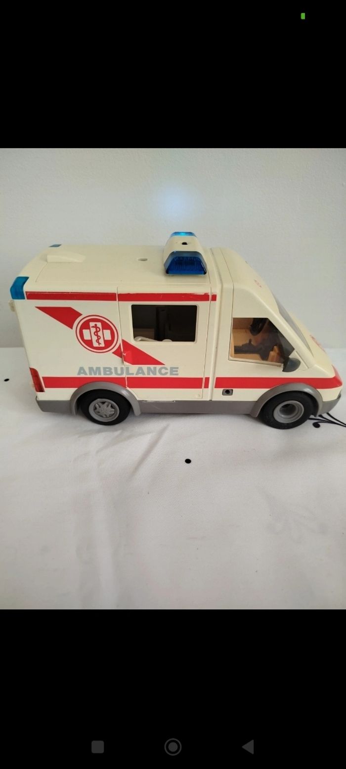 Ambulance lumineuse Playmobil avec 5 personnages et accessoires Playmobil - photo numéro 6