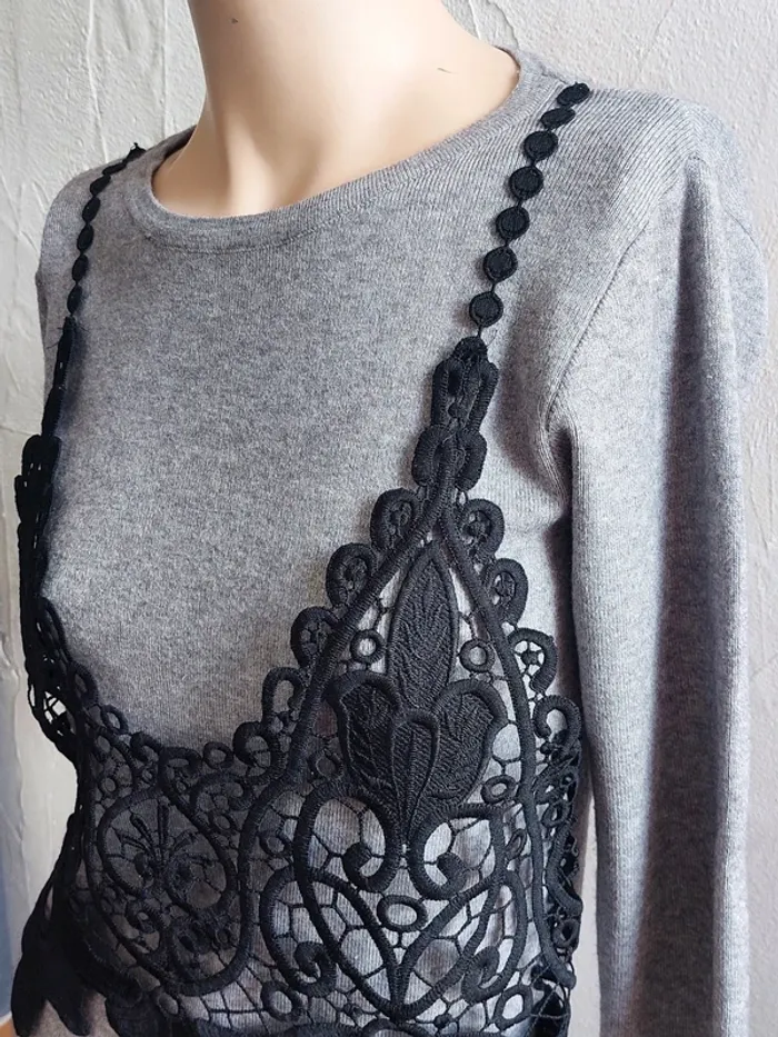 Pull gris avec dentelle noire - photo numéro 3