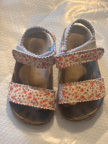 Sandales fleuries à scratch 27