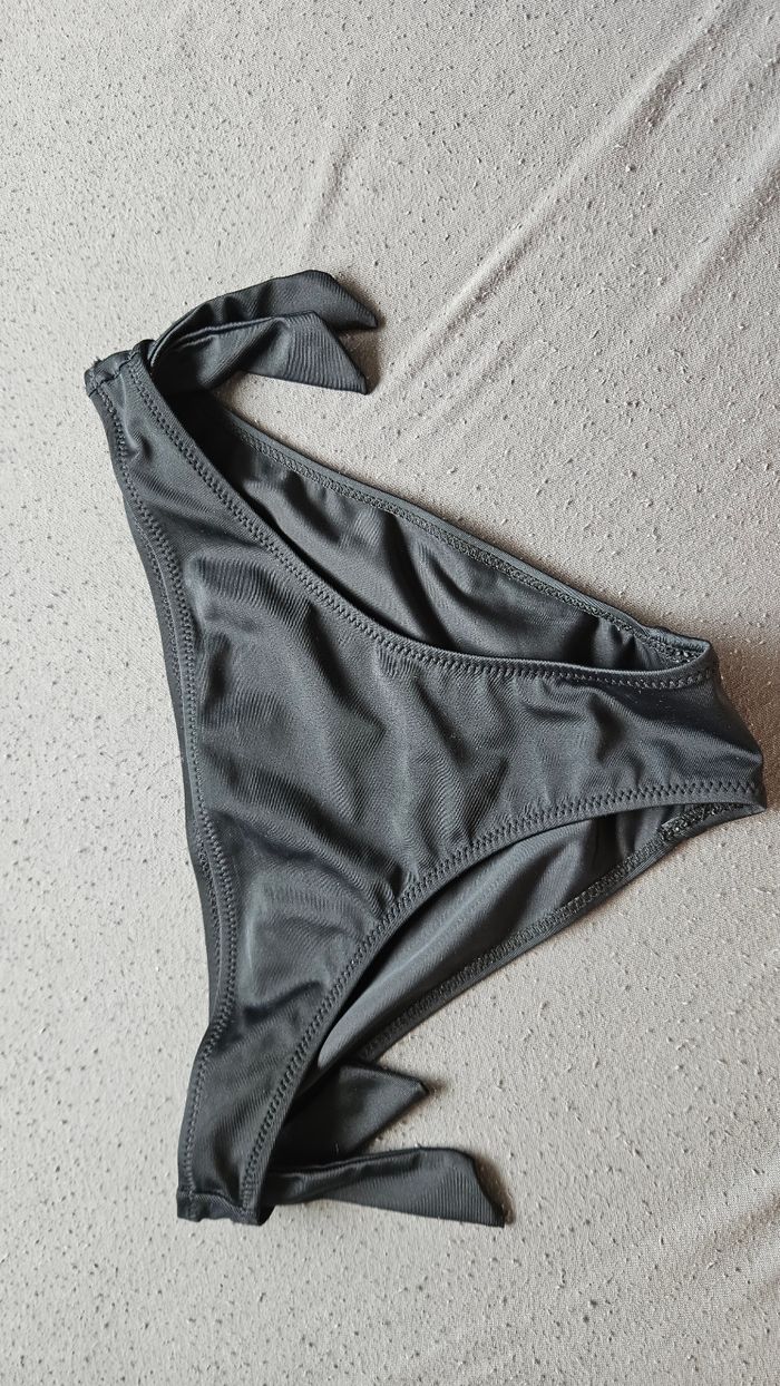 Haut de maillot de bain noir triangle très bon état - photo numéro 4