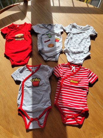 Lot 5 bodies manches courtes 3m