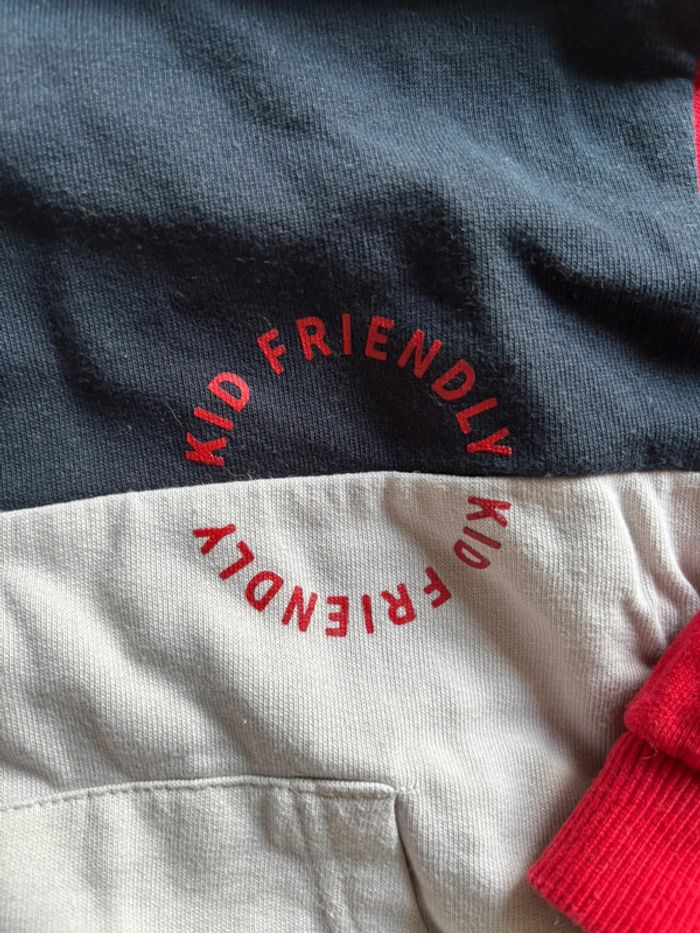 Sweet à capuche tricolore Kiabi 6 ans tbe - photo numéro 2