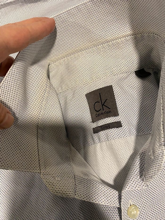 Superbe chemise blanche à motif bleu Calvin Klein taille L 40 traces au col sinon impeccable - photo numéro 10