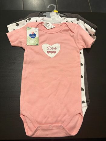 Lot de 3 bodies « Love » Manches courtes Mots d’enfants  Taille 36 mois.