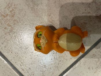 Petite figurine chat potté (yeux animés) McDonald 2011