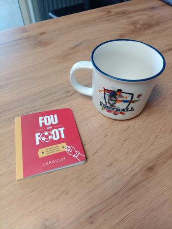 Tasse et livret de football