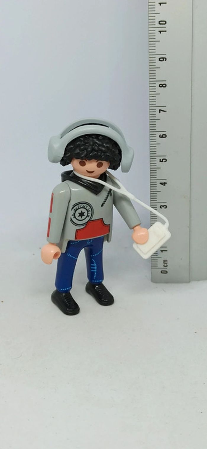Homme avec lecteur de musique et casque playmobil