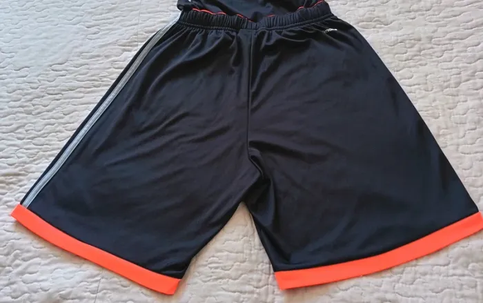 Short Adidas noir et orange taille S - photo numéro 2