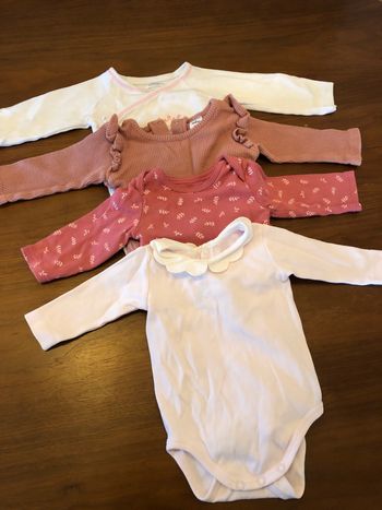 Lots de 4 bodies bebe fille  (3-6 mois)