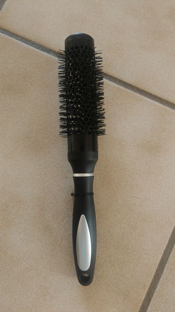 Brosse à cheveux ronde et noir