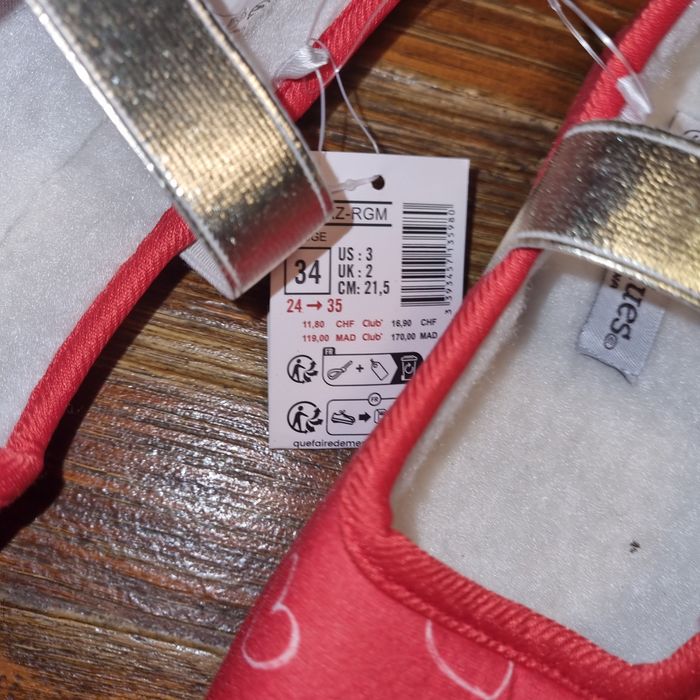 superbes chaussons fille taille 34 🎁 neuf 🎁 également dispo en taille 35 - photo numéro 3
