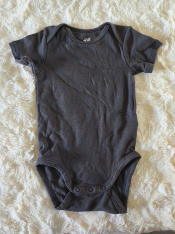 Body gris foncé H&M taille 4/6 mois