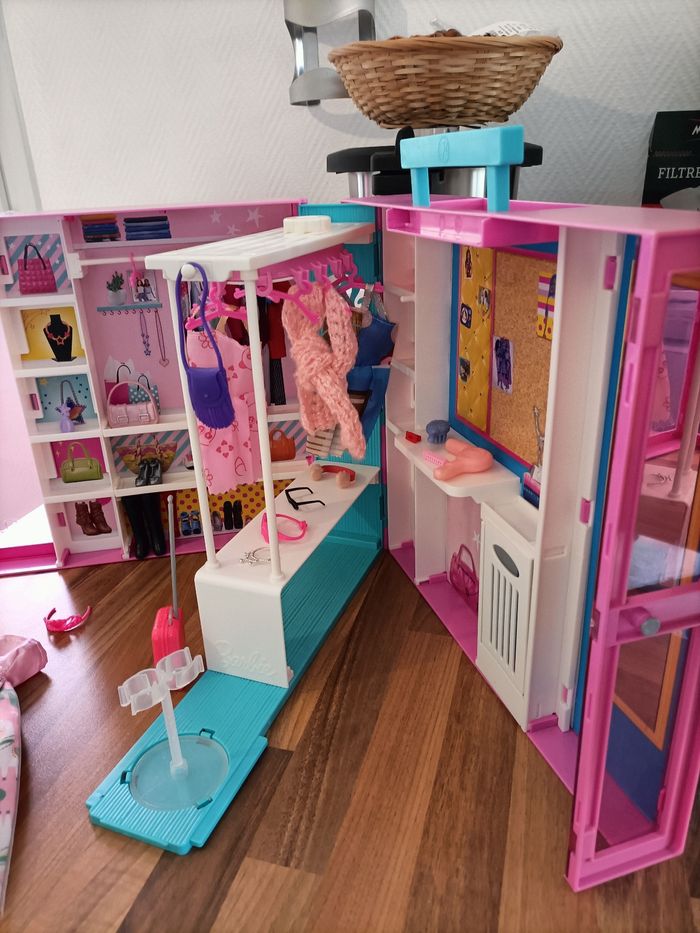 Dressing XXL Barbie + tenues et nombreux accessoires - photo numéro 6