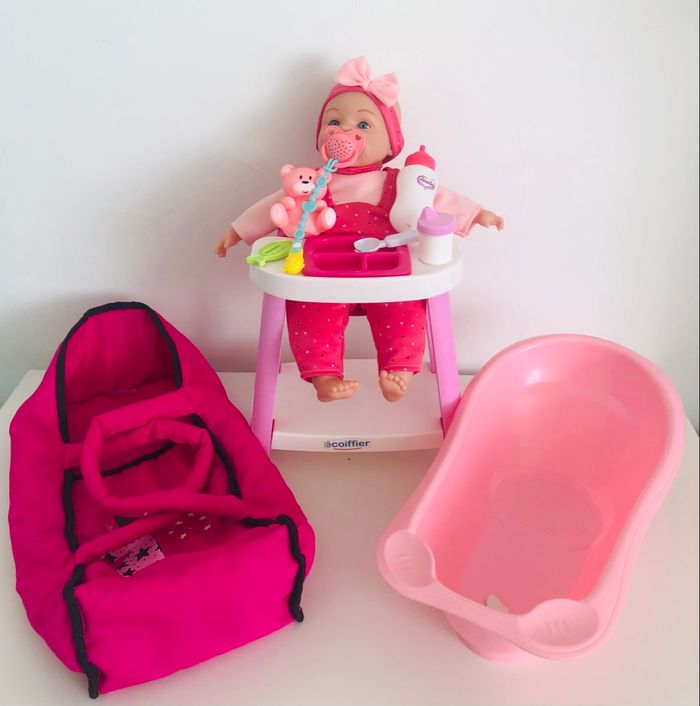 Poupée avec ses accessoires - photo numéro 1