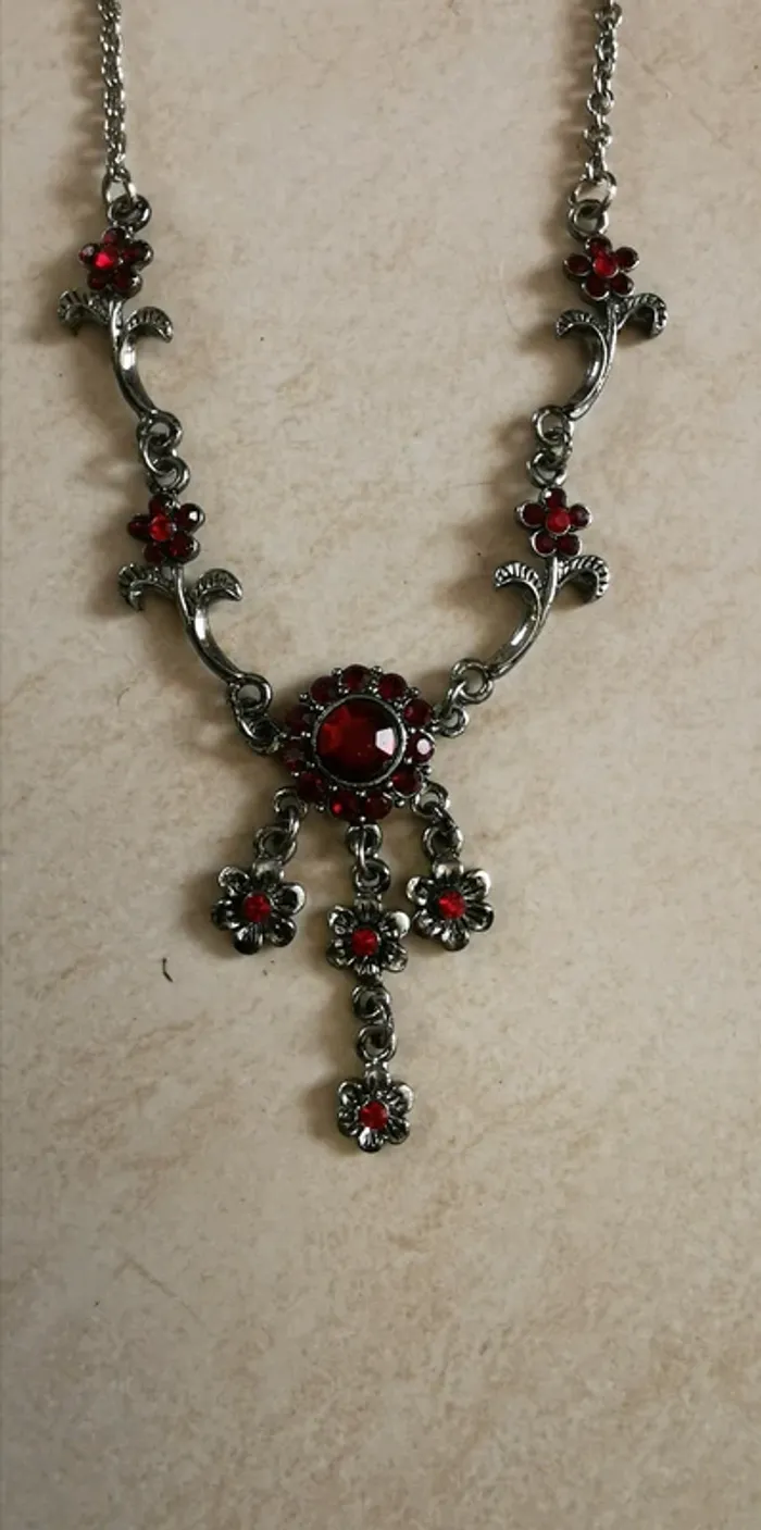 Collier vintage neuf rouge