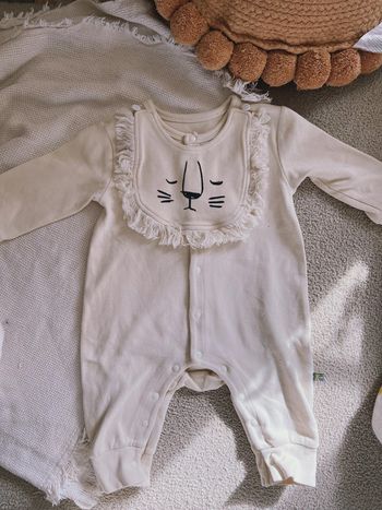 Pyjama beige avec tête de lion