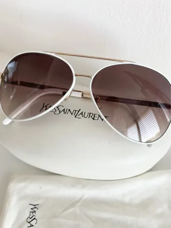 paire de Lunettes de soleil Yves Saint Laurent
