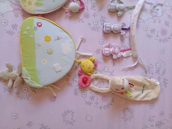 Jouets peluches d'éveil colorés acidulés à suspendre au lit ou à la poussette - photo numéro 12
