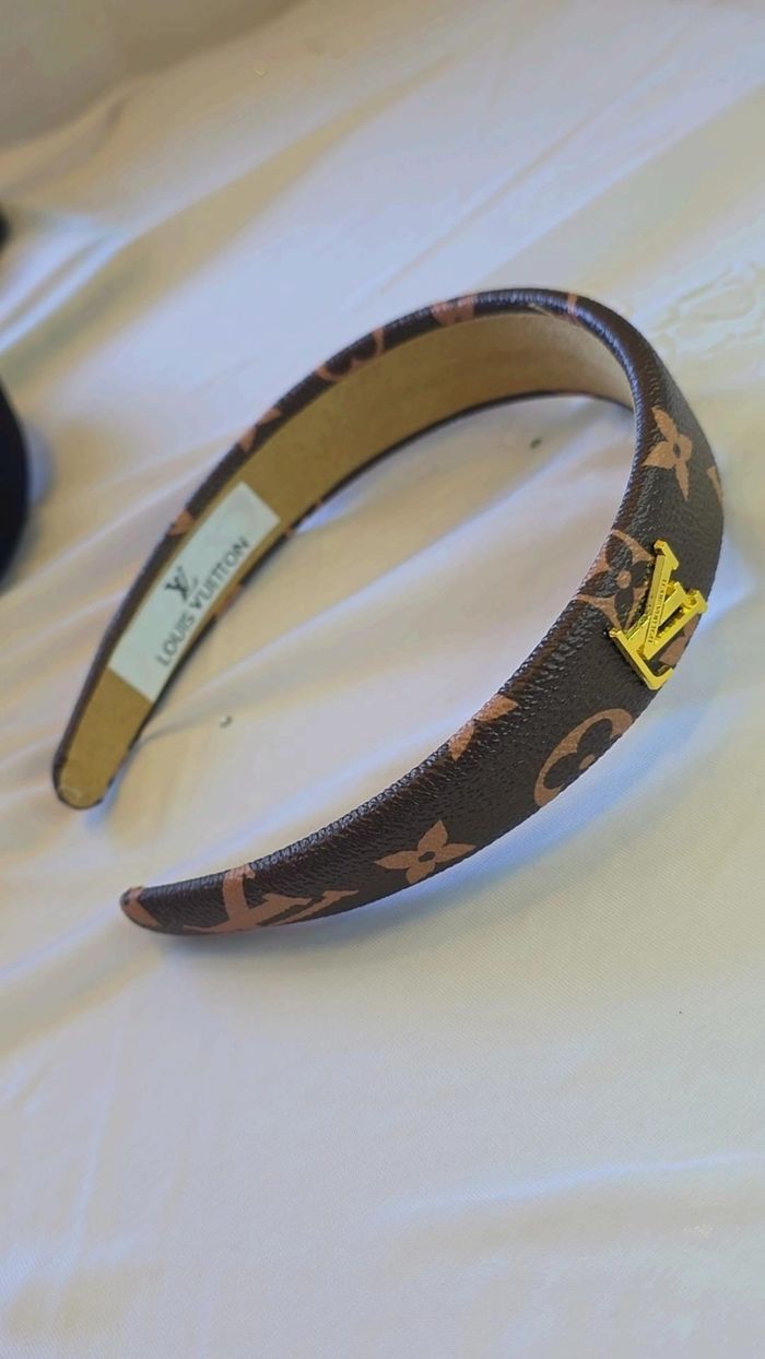 un accessoire de tête élégant et intemporel qui apporte une touche couture à n'importe quelle tenue. - photo numéro 4