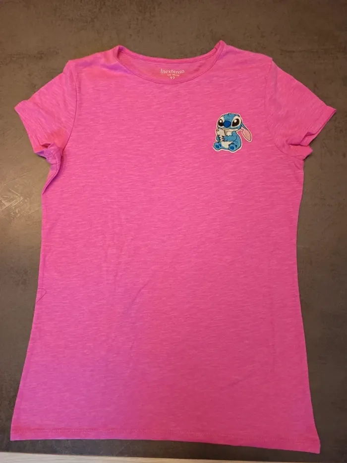 Vends tee-shirt in extenso logo Stitch taille 12 ans.