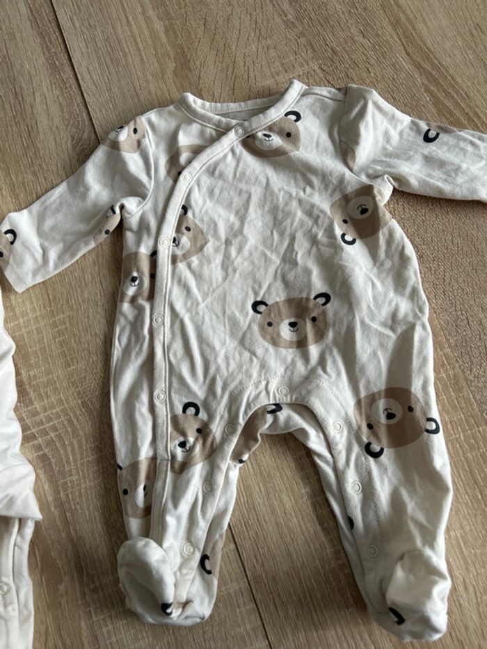 Pyjamas 1 mois - photo numéro 3
