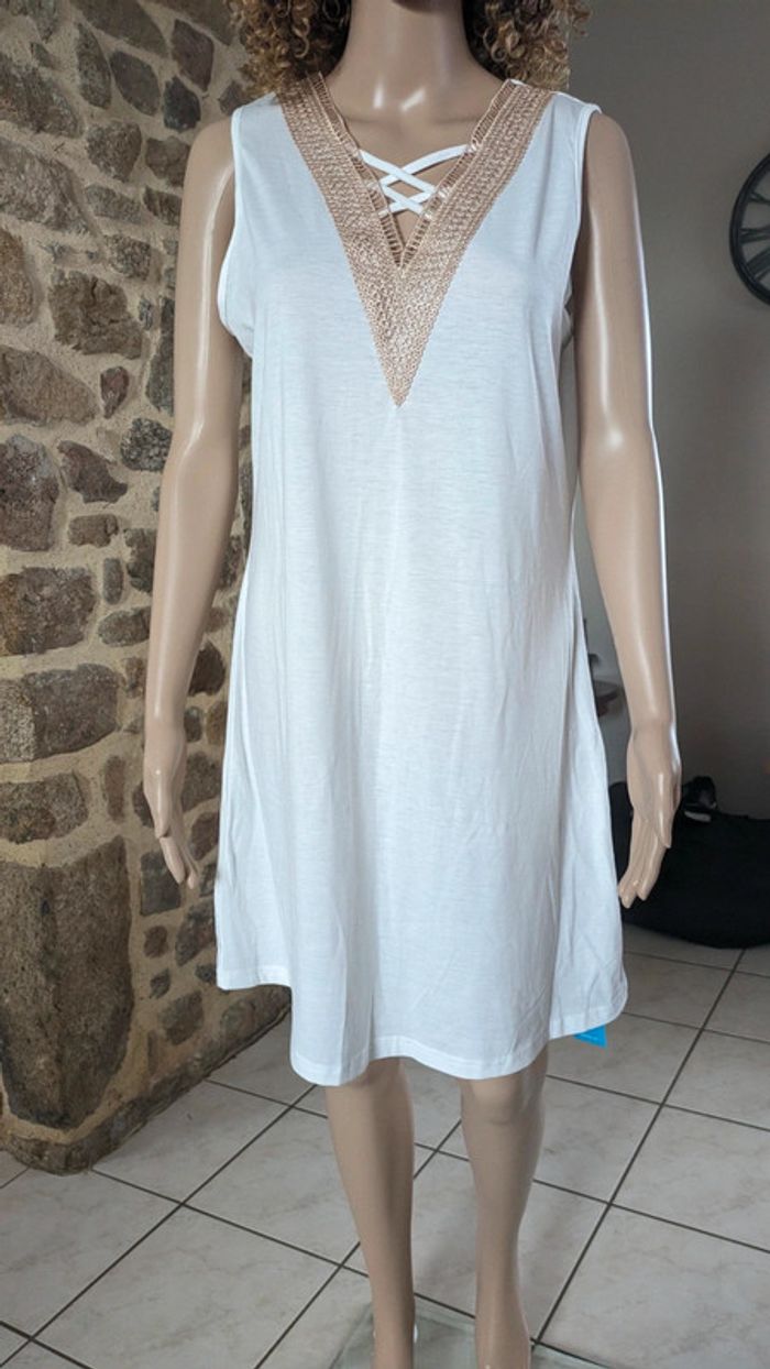 Robe Mini col en V nid d'abeille blanche 
T.M/42 jamais porté - photo numéro 2