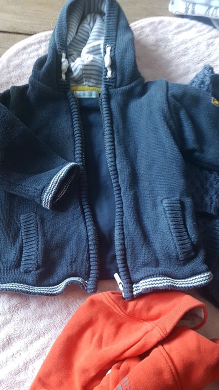 Lot 3 gilets et 1 tshirt - photo numéro 8