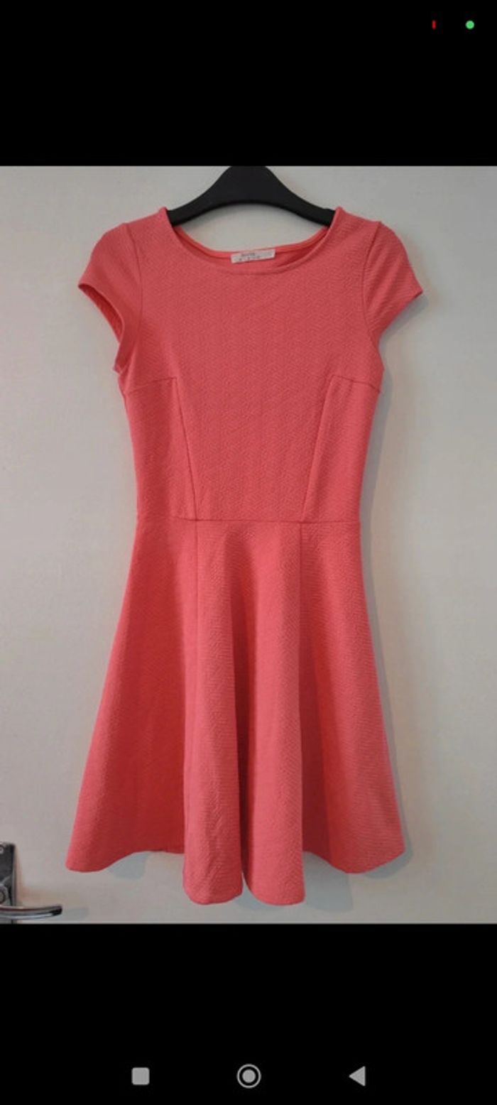 Robe rose ceintrée et evasée taille S Bershka