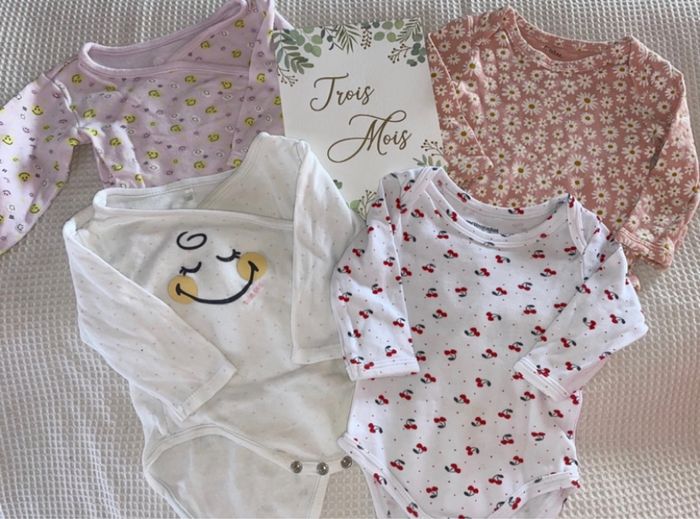 Lot pyjama et bodys 3 mois - photo numéro 3