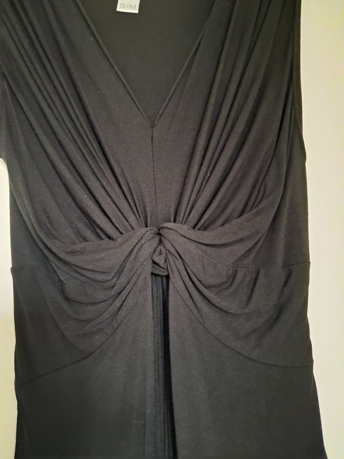 Robe noire cintrée élégante avec ceinture dos - photo numéro 2
