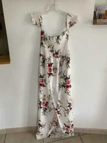 Très jolie Robe longue blanche à fleur