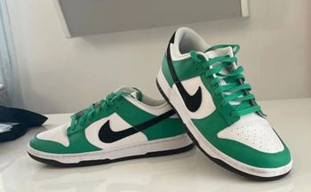 Baskets Nike Dunk low vert et blanche taille 10 pointure 44