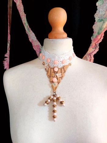 Magnifique collier en broderie blanche et plastron doré avec perles rose clair