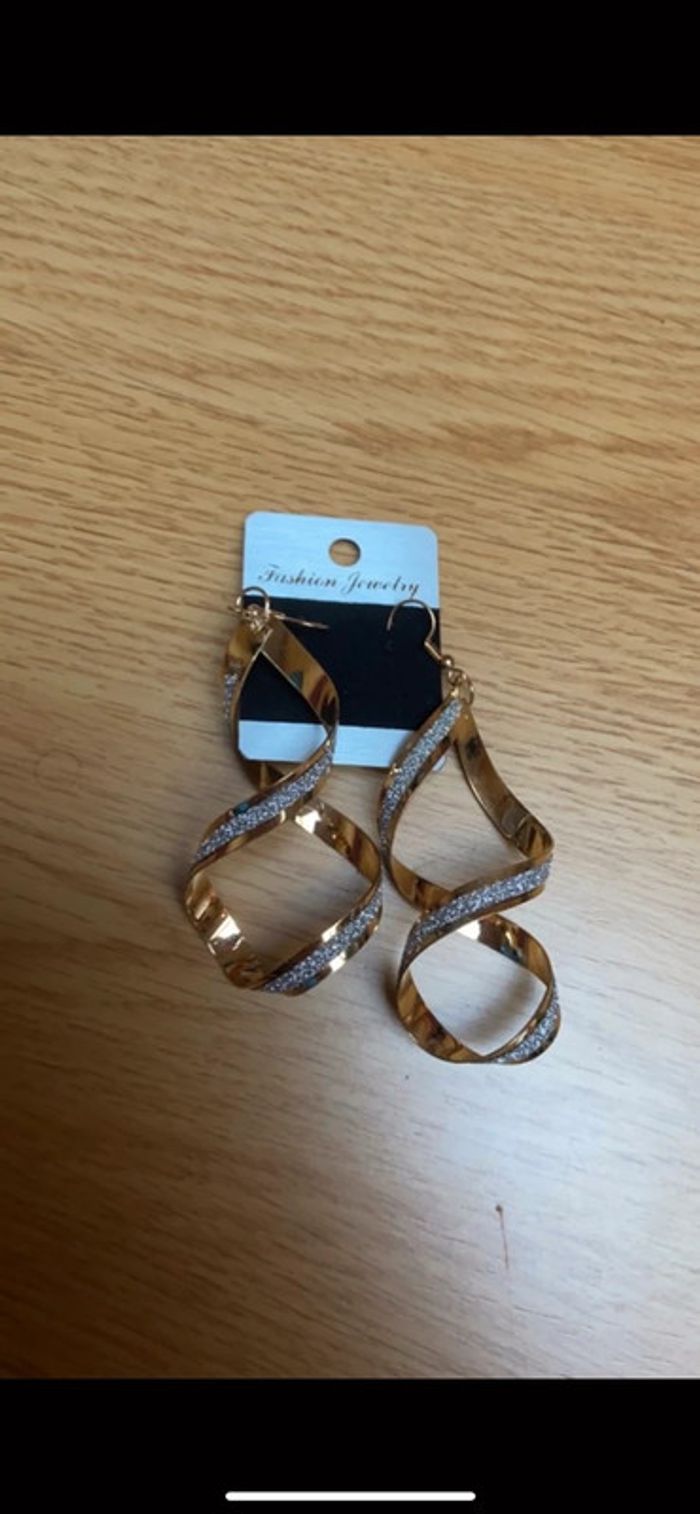 Boucle d’oreille Fantaisies femme dorée neuf