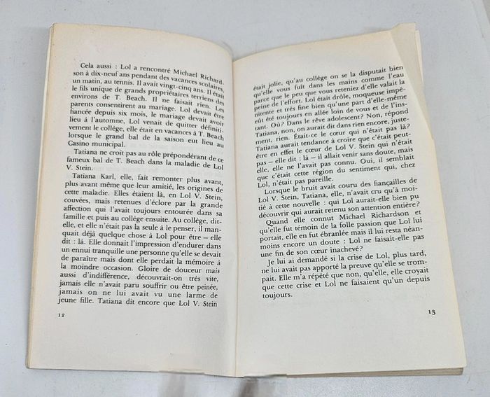 "Le ravissement de Lol V. Stein", de Marguerite Duras.
Folio.
194 pages.
ISBN : 978.2.07.036810.5 - photo numéro 3