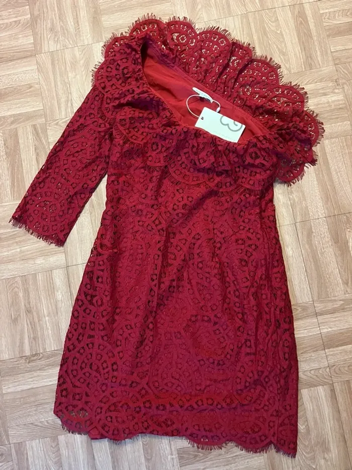 Robe rouge en dentelle Mint & Berry (NEUVE)