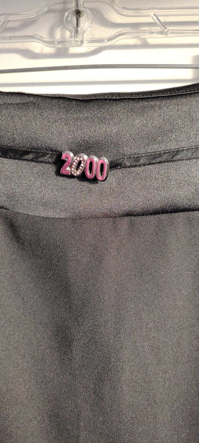 Jupe noire chic en tissu fluide, parfaite pour un look habillé ou professionnel. Détail décoratif “2 - photo numéro 2