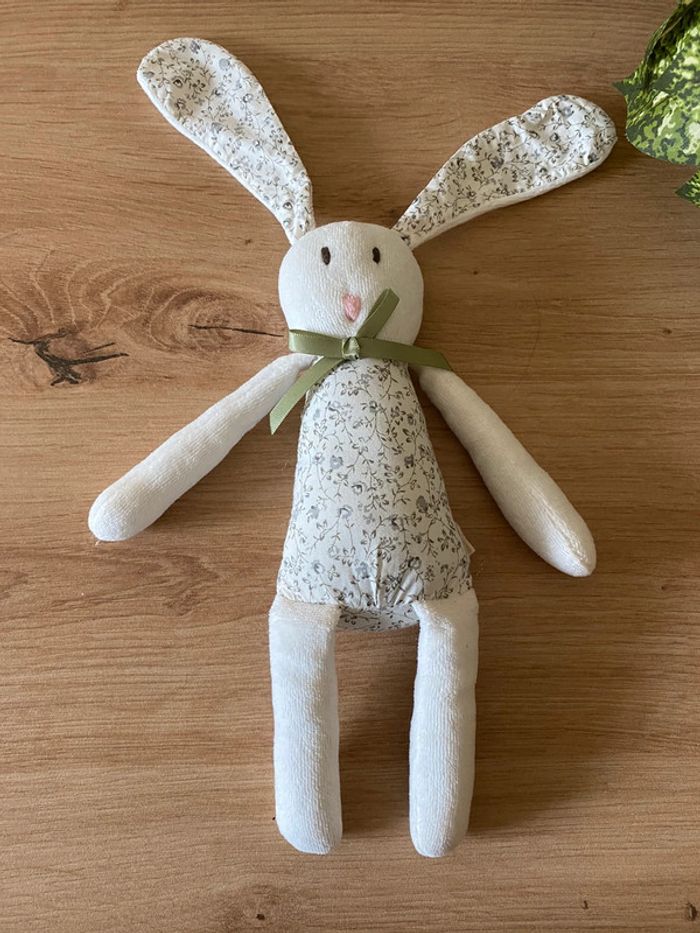 Doudou peluche lapin grelot écru fleuri gris bouchara