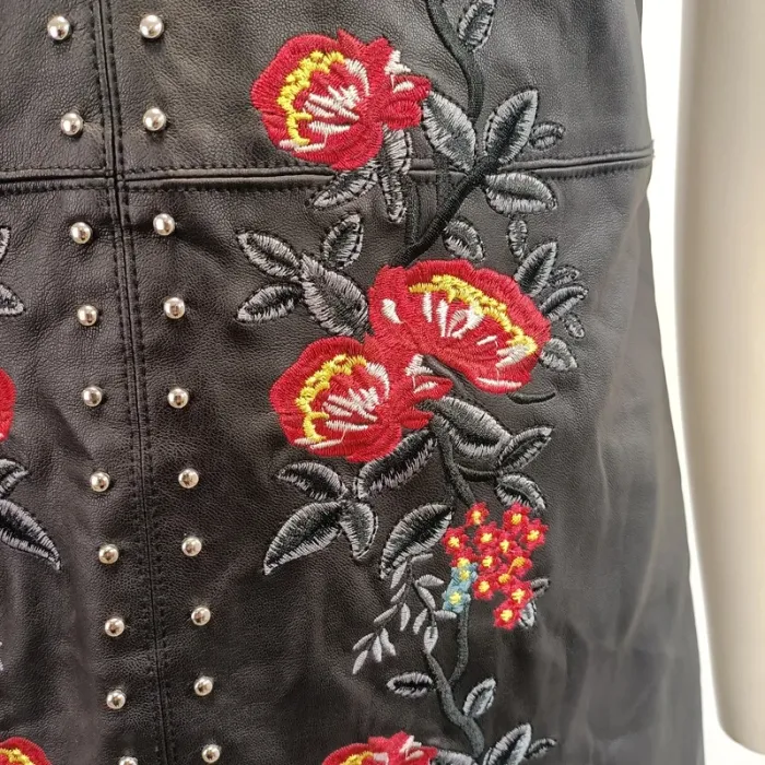 Robe Cuir Synthétique Mango Décolletée, Brodée rose rouge - dentelle clous métal - taille M A457 - photo numéro 5