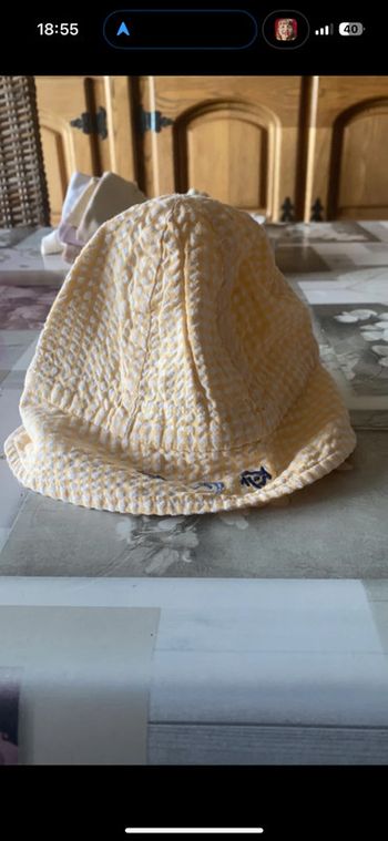 Chapeau jaune et blanc